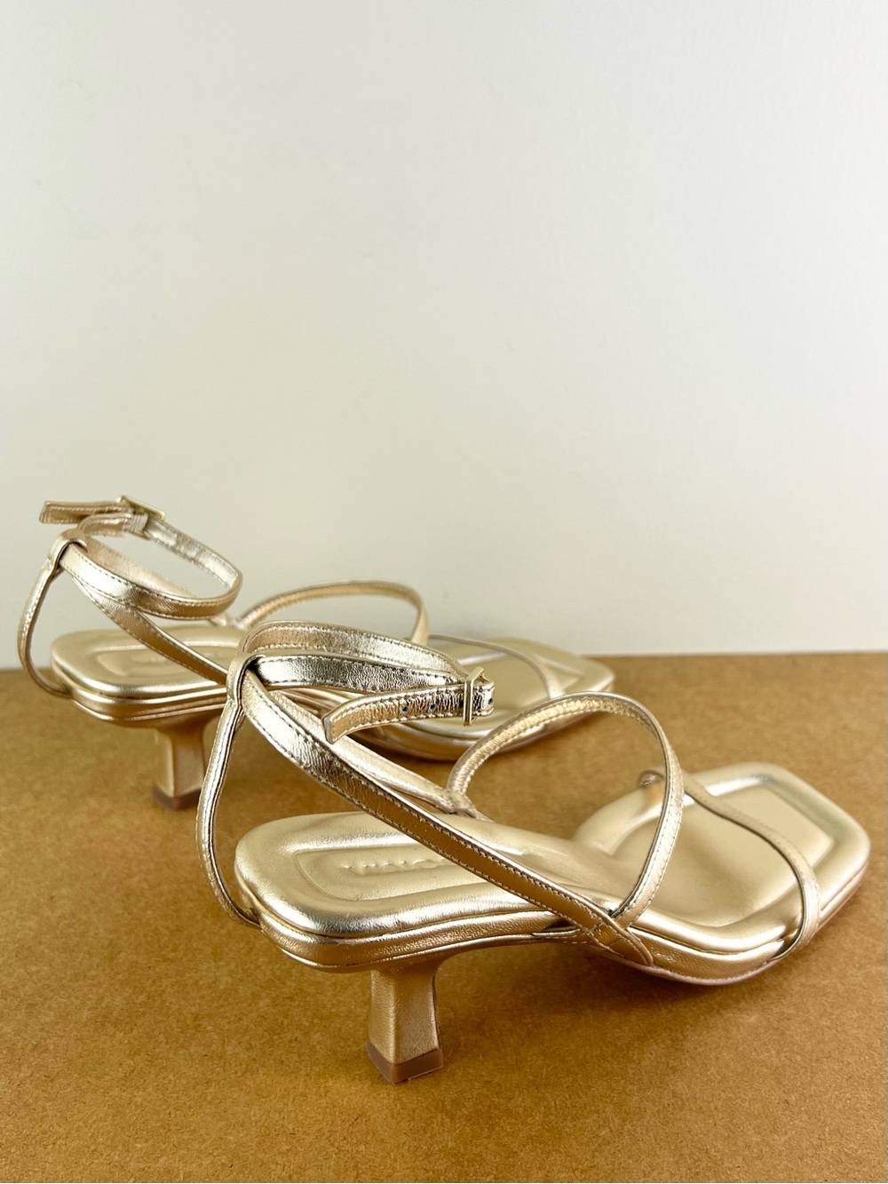 NEW VINCE GOLD LEATHER KITTEN HEEL SANDALS - Picture 4 of 12